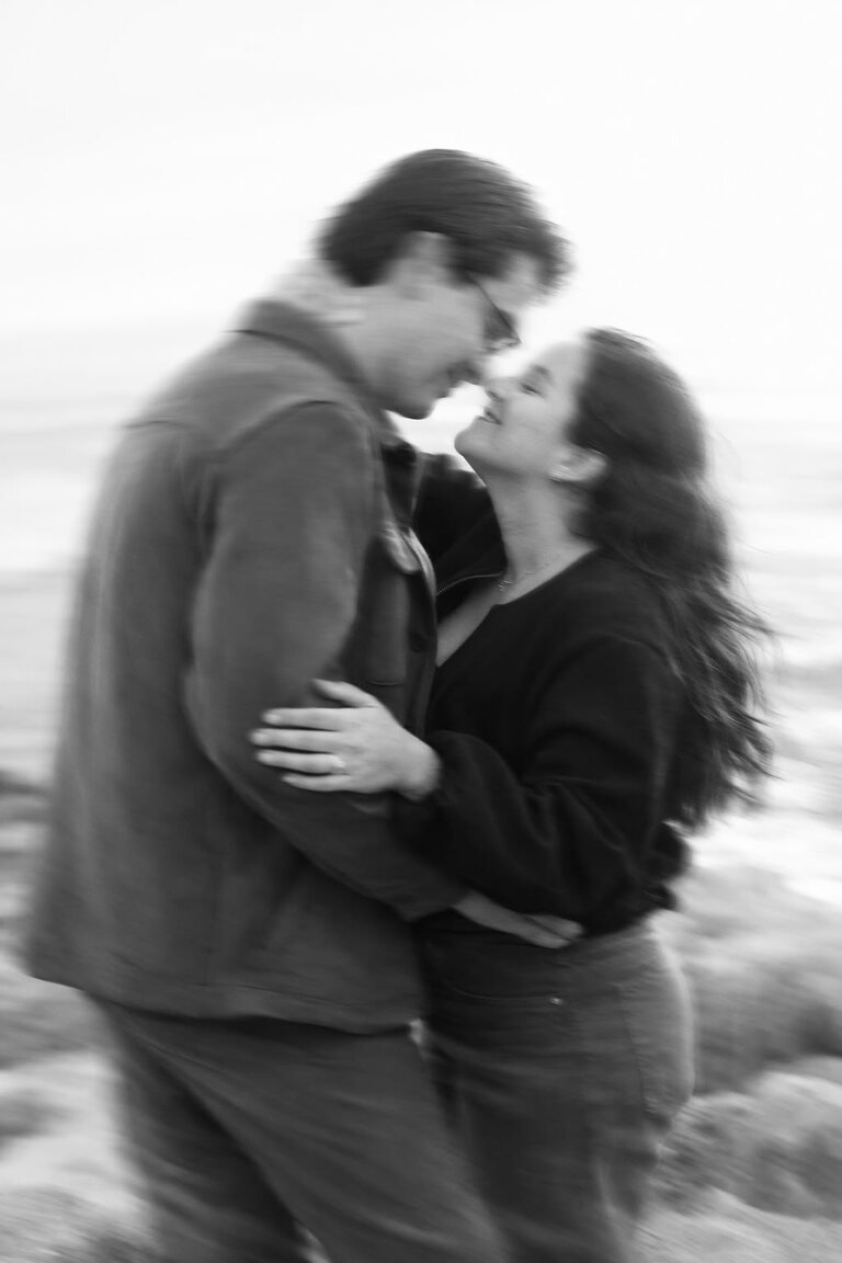 Abrazo frente al mar