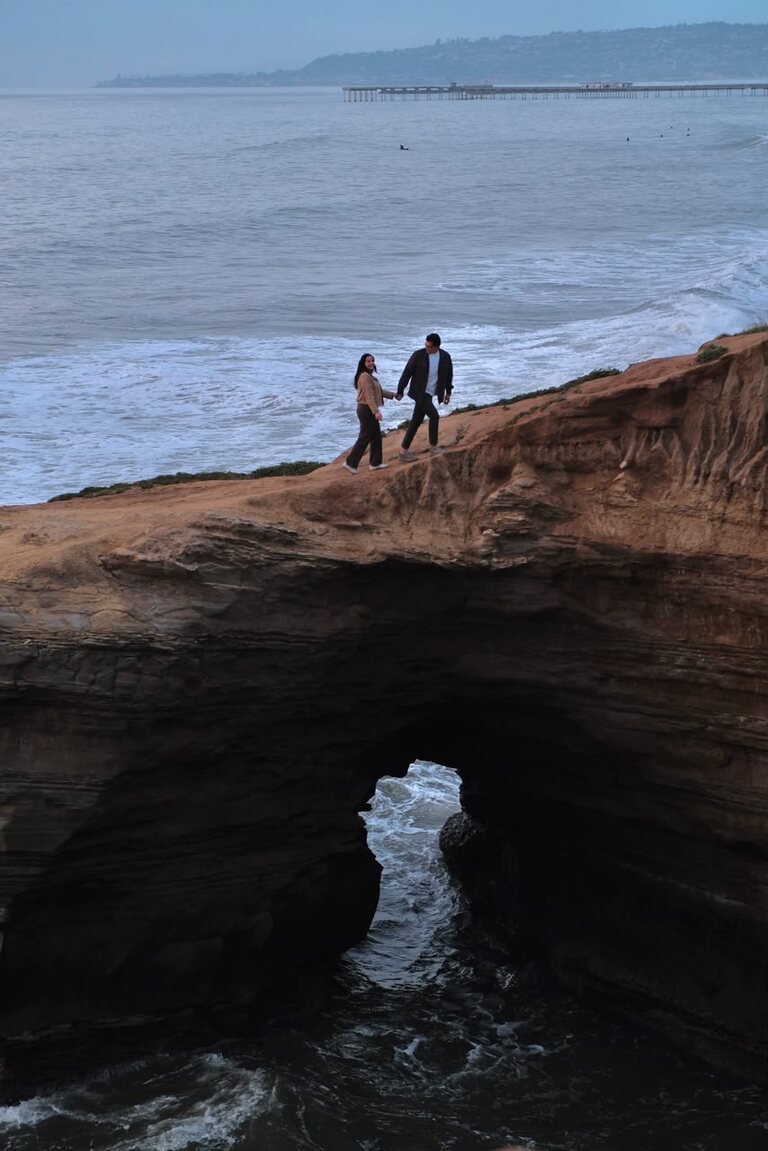 Caminando sobre el arco de la roca
